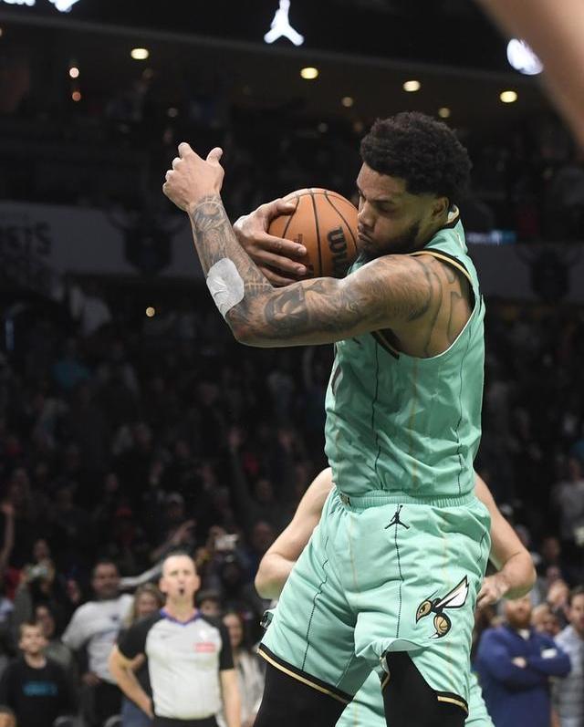 爱游戏入口-夏洛特黄蜂加时末段单刀错失，志在NBA季后赛名次提升，信心回归，心理建设被强调的简单介绍