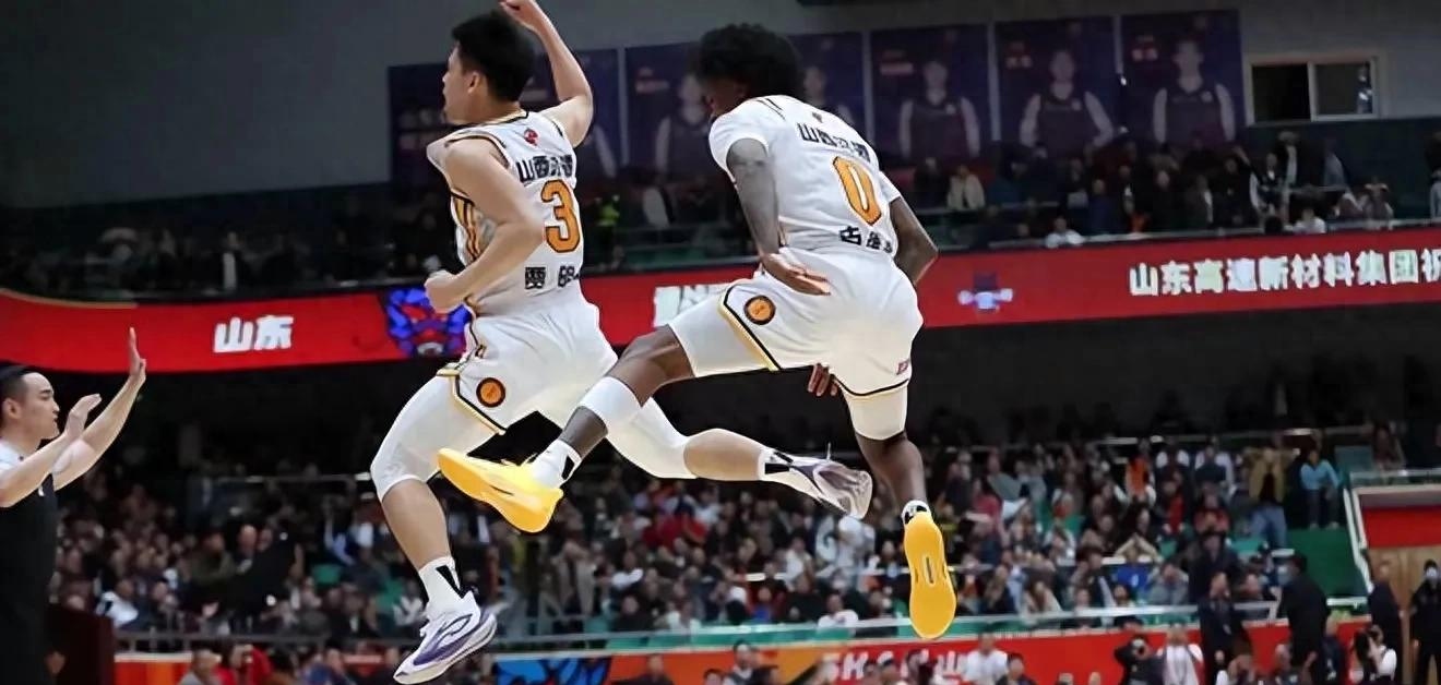 山东男篮迎NBA季后赛关键赛，集结日扳平良机，球迷炸锅，轮换策略成焦点(nba季后赛对阵图框架)