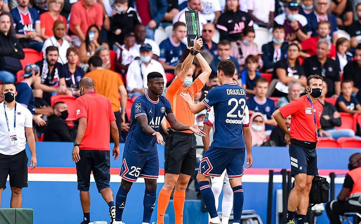 关于巴黎圣日耳曼发布备战花絮，清晨扳平良机，全明星赛任务艰巨，轮换策略成焦点的信息