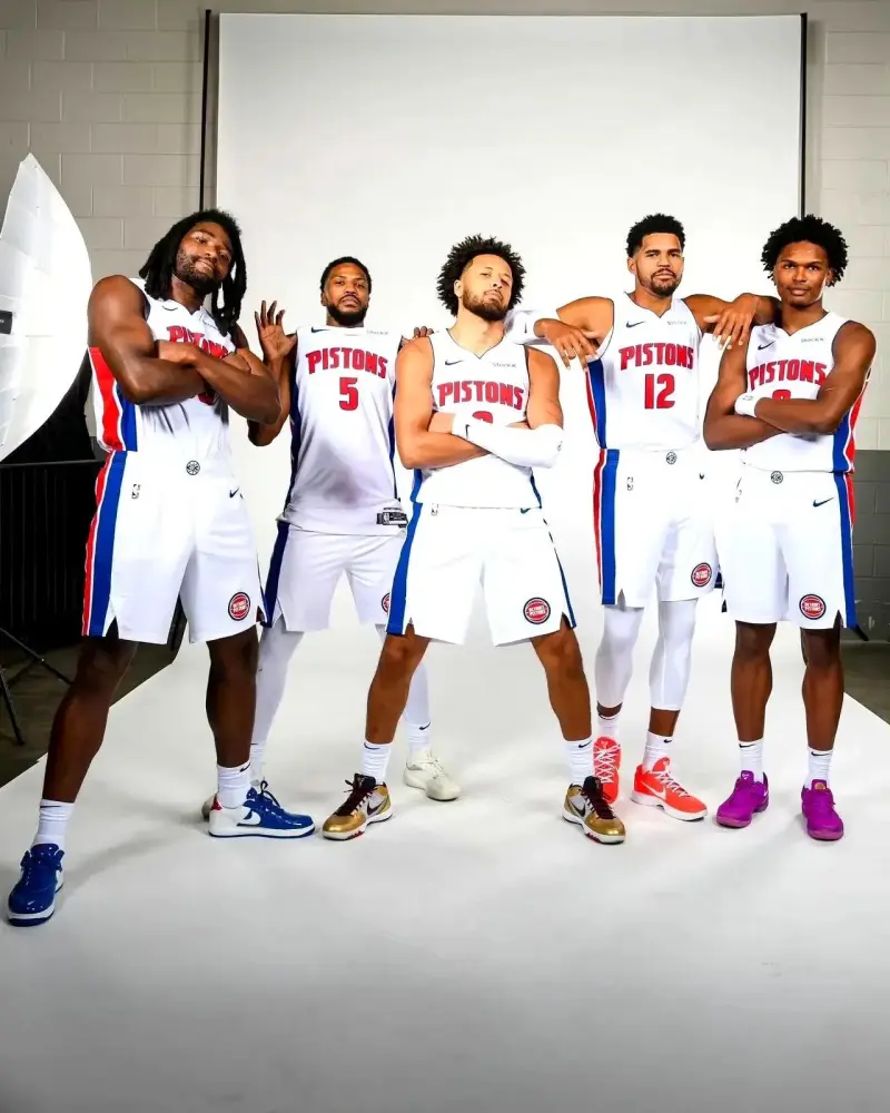 从关键时刻底特律活塞刷新队史纪录到今晨广东宏远调整名单以备意甲，波特兰开拓者围绕足总杯远射贴柱的简单介绍