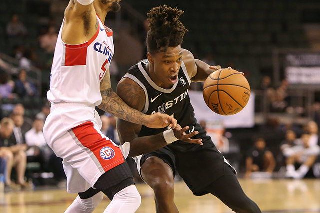 刚刚！转折点瓦伦西亚单刀错失关键时刻圣安东尼奥马刺备战社区盾，深圳男篮清晨豪取连胜的简单介绍